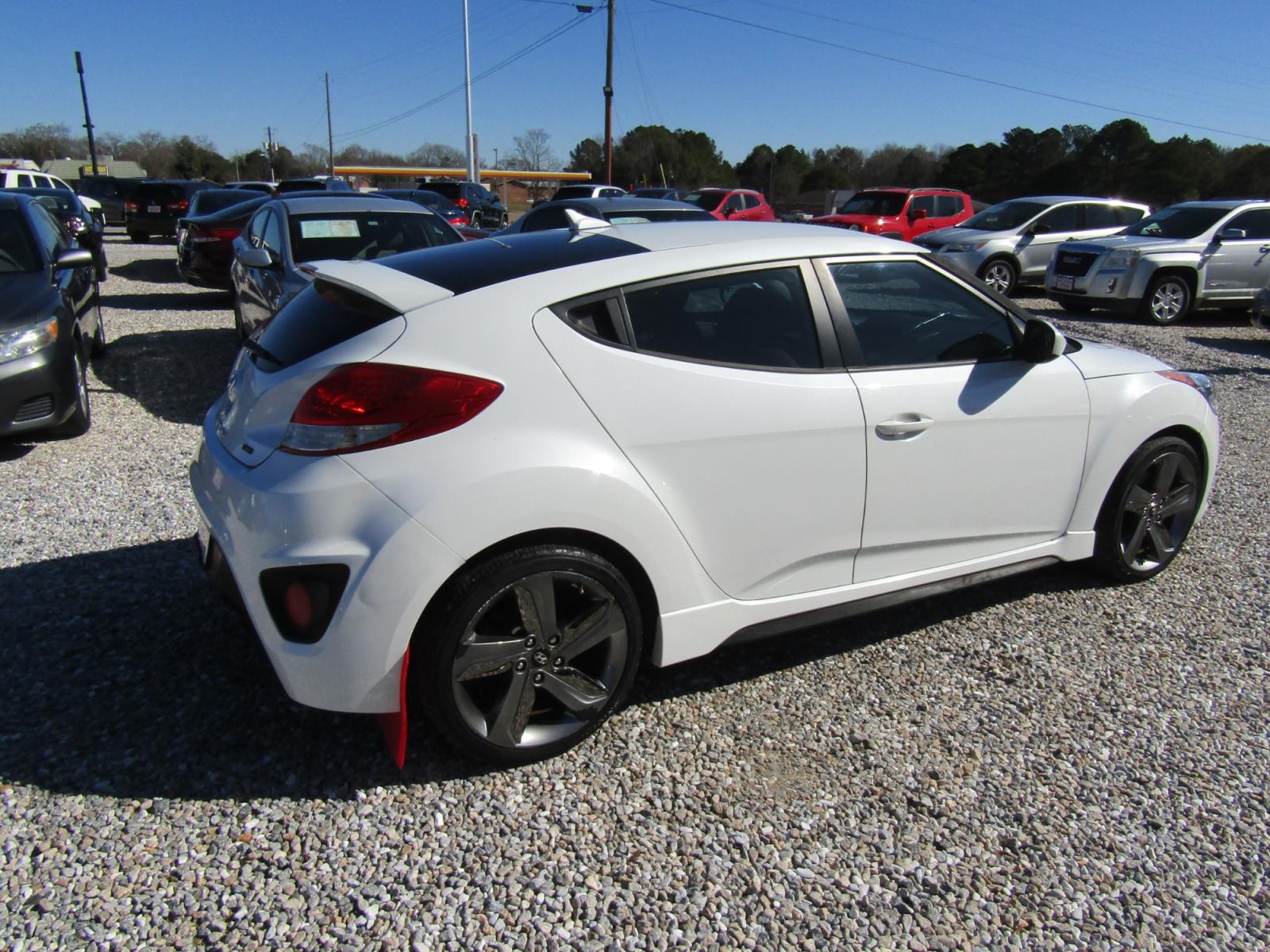 2014 White /Red Hyundai Veloster (KMHTC6AE3EU) with an 4 CYL engine, 6-Speed Manual transmission, located at 15016 S Hwy 231, Midland City, AL, 36350, (334) 983-3001, 31.306210, -85.495277 - Photo #6